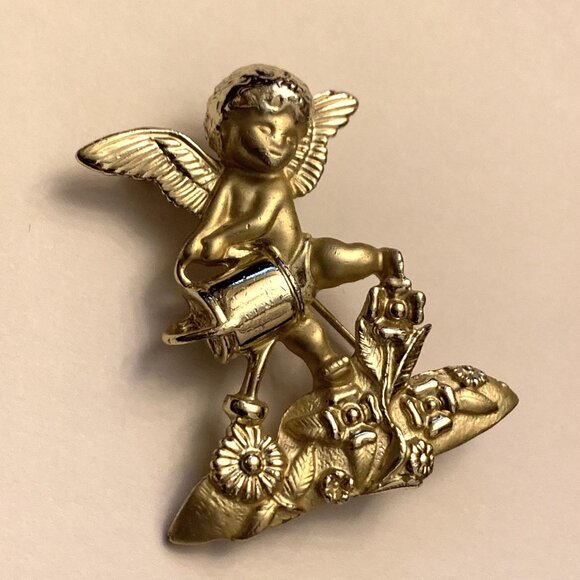 Designer Vintage AJC Goldtone Garden Cherub Brooch - Signed - Picture 1 of 2